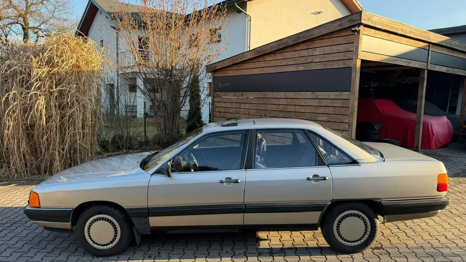 AUDI 100 -