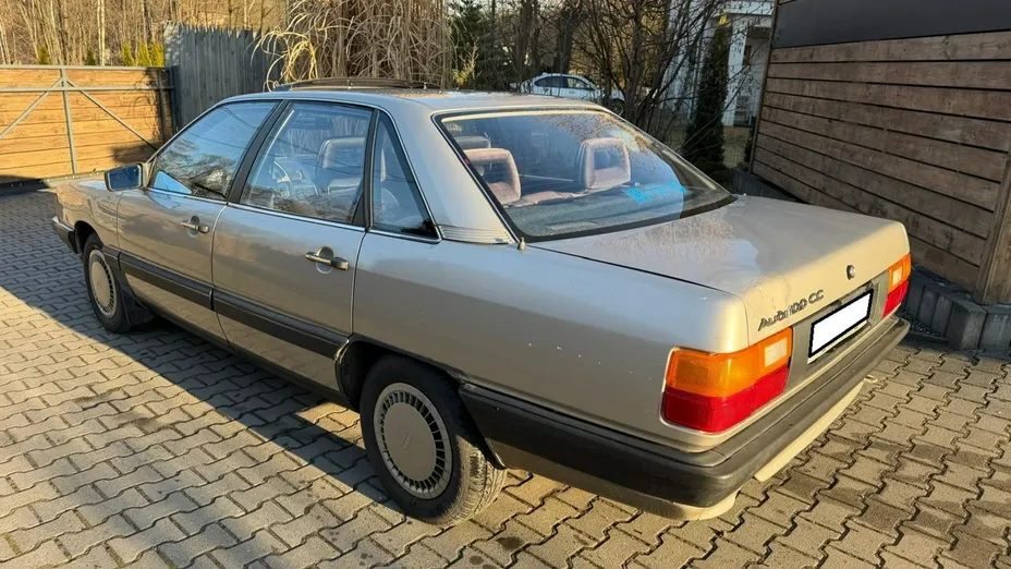 AUDI 100 -