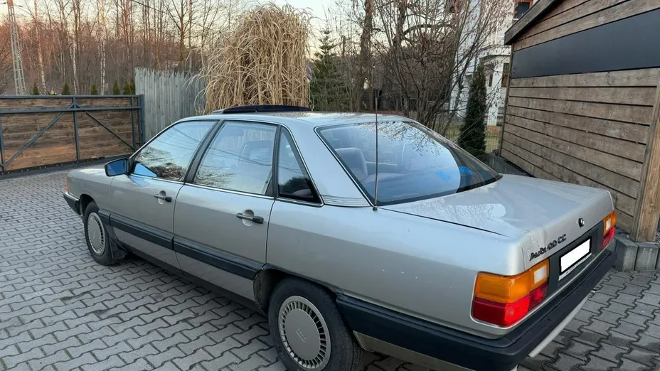AUDI 100 -