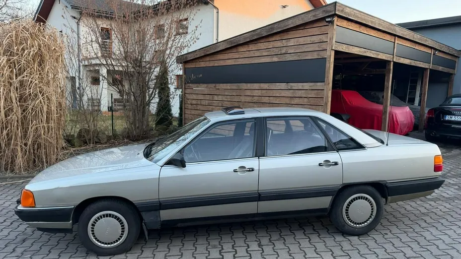 AUDI 100 -