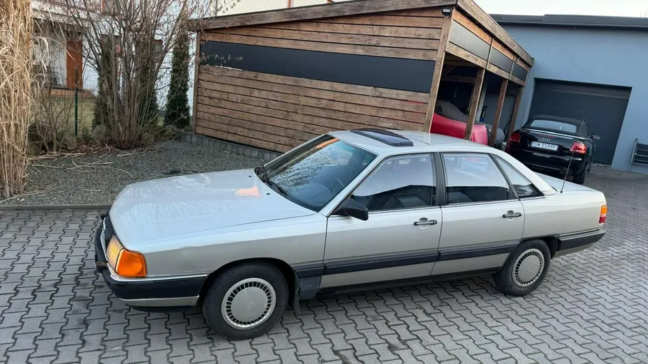 AUDI 100 -