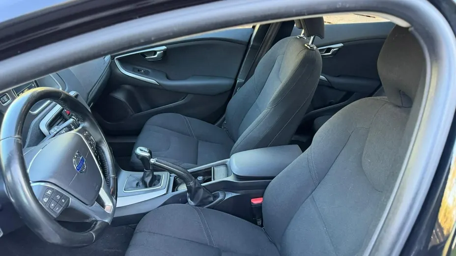 VOLVO V40 -