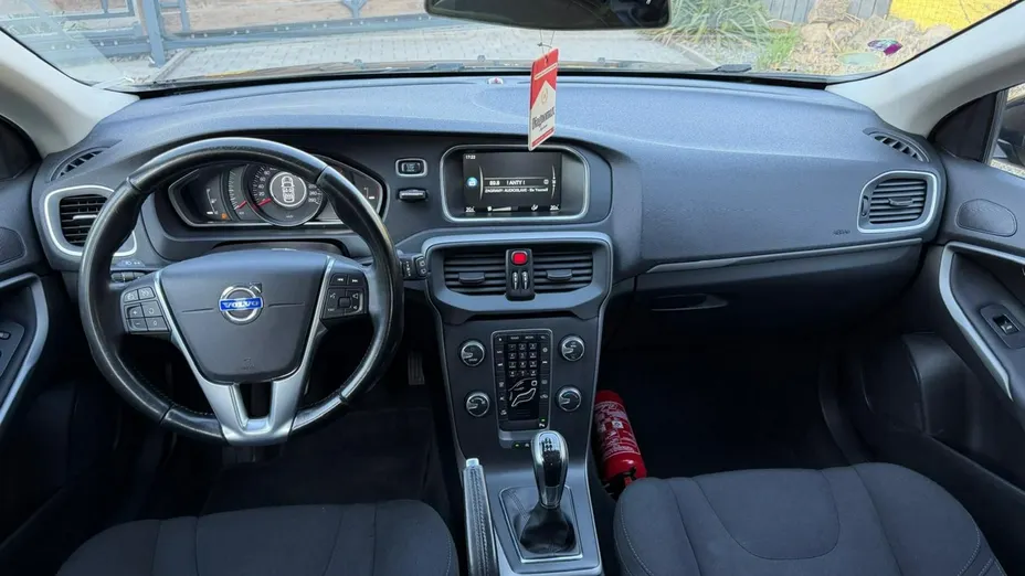 VOLVO V40 -