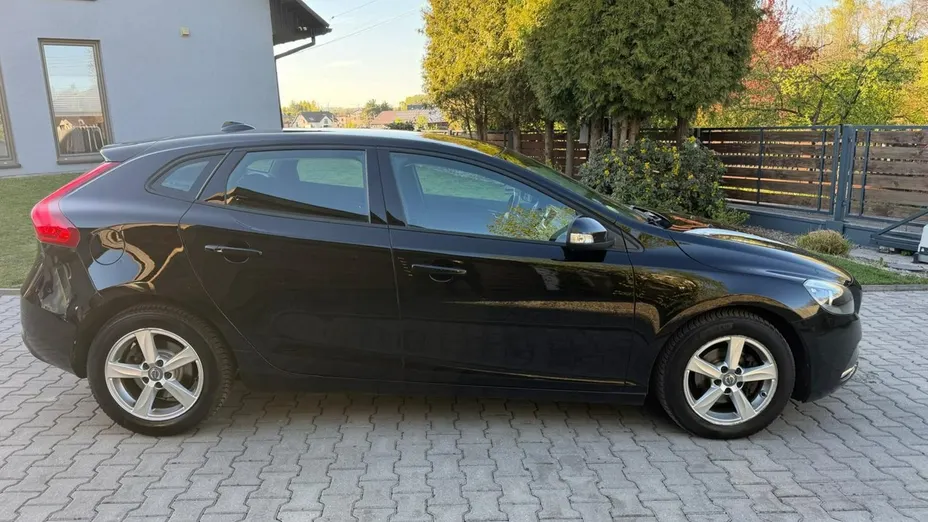 VOLVO V40 -
