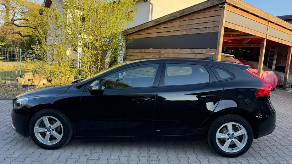 VOLVO V40 -