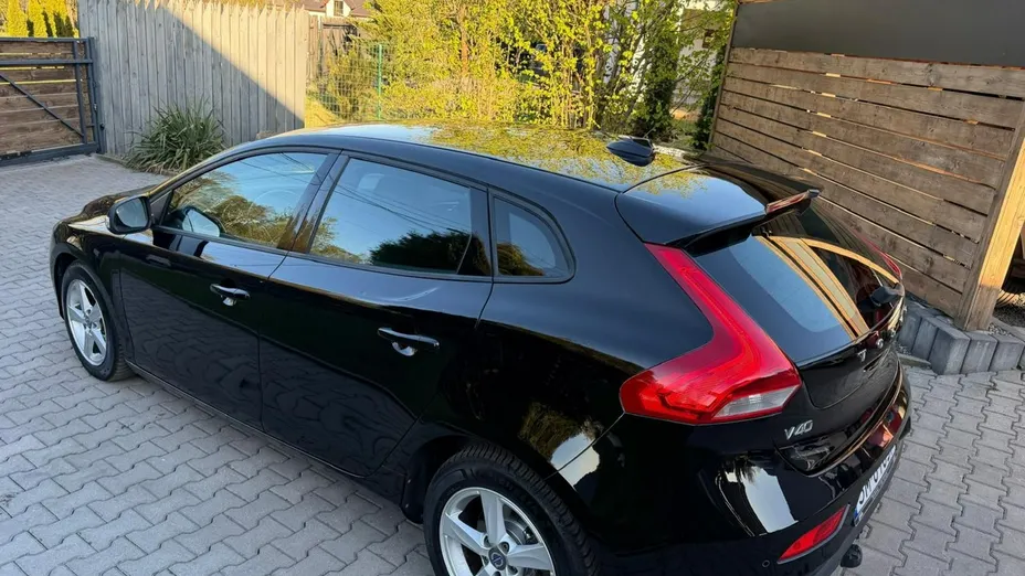 VOLVO V40 -