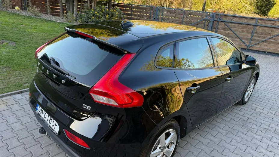 VOLVO V40 -