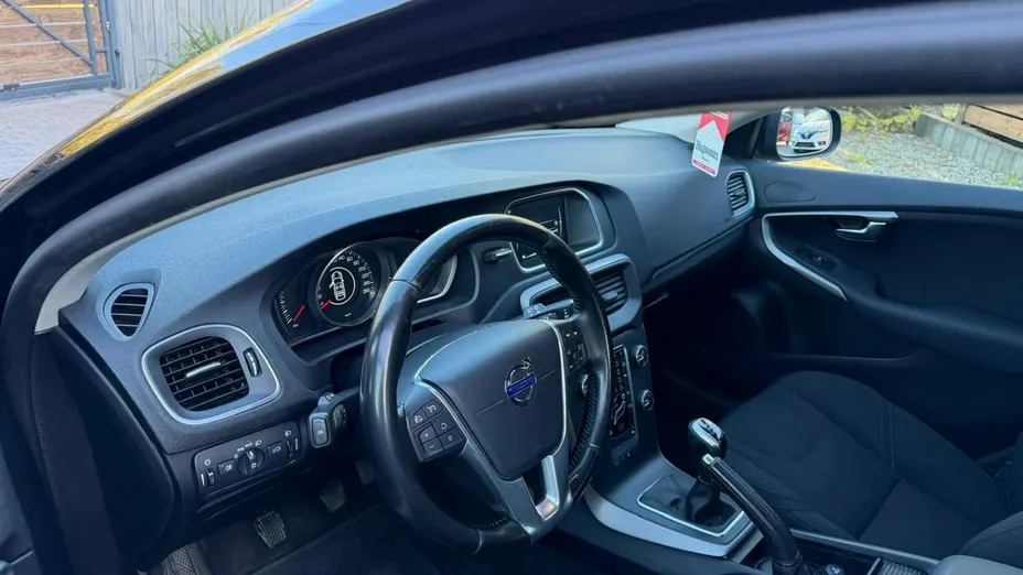VOLVO V40 -