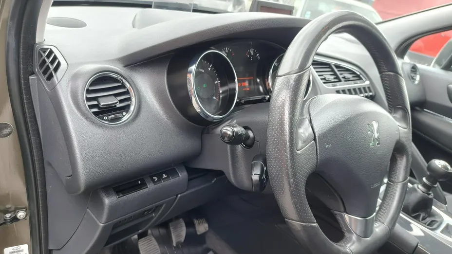 PEUGEOT 3008 -