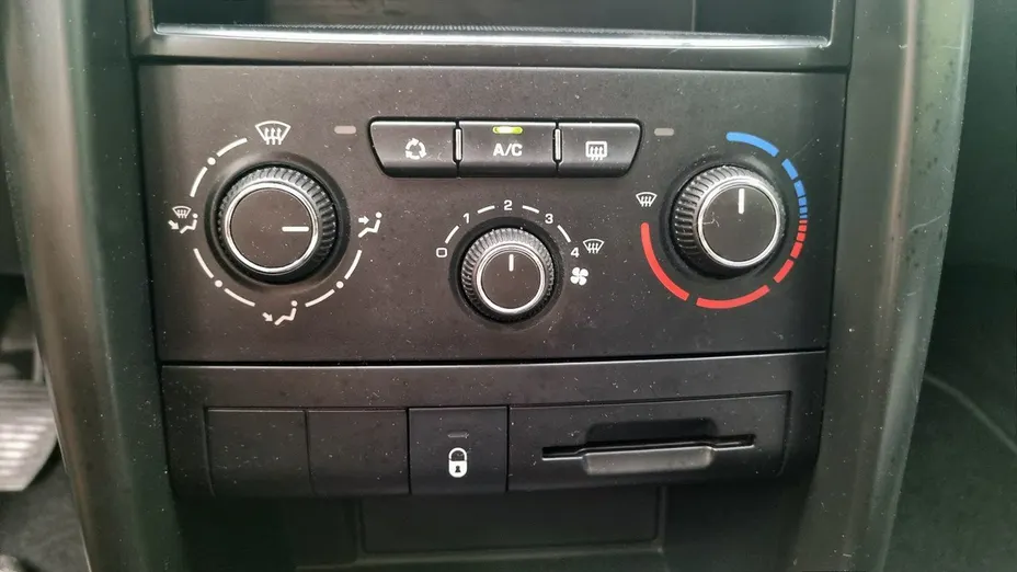PEUGEOT 207 -