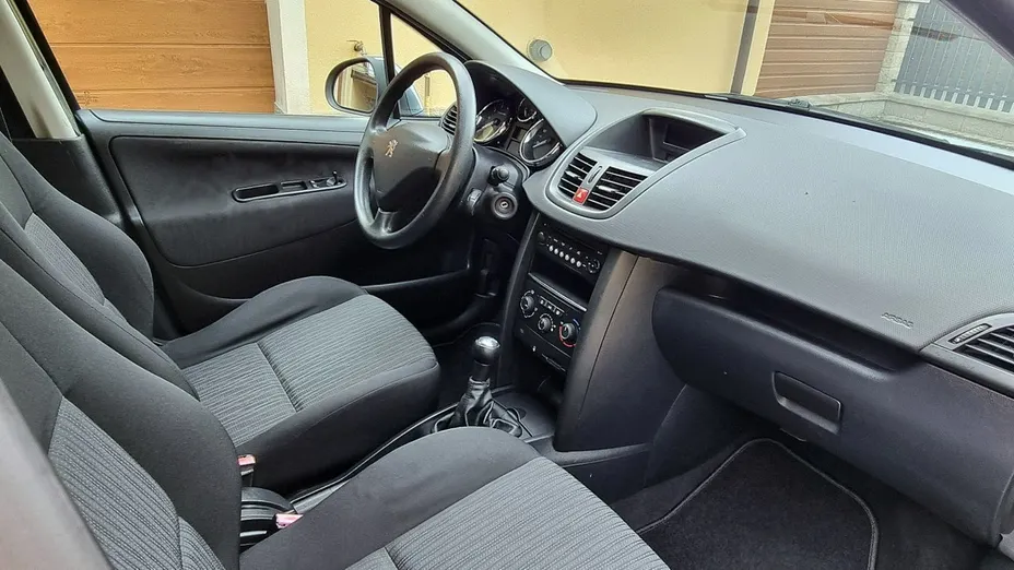 PEUGEOT 207 -
