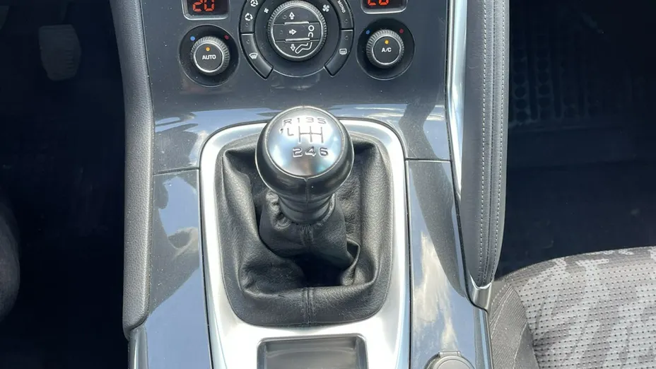PEUGEOT 3008 -