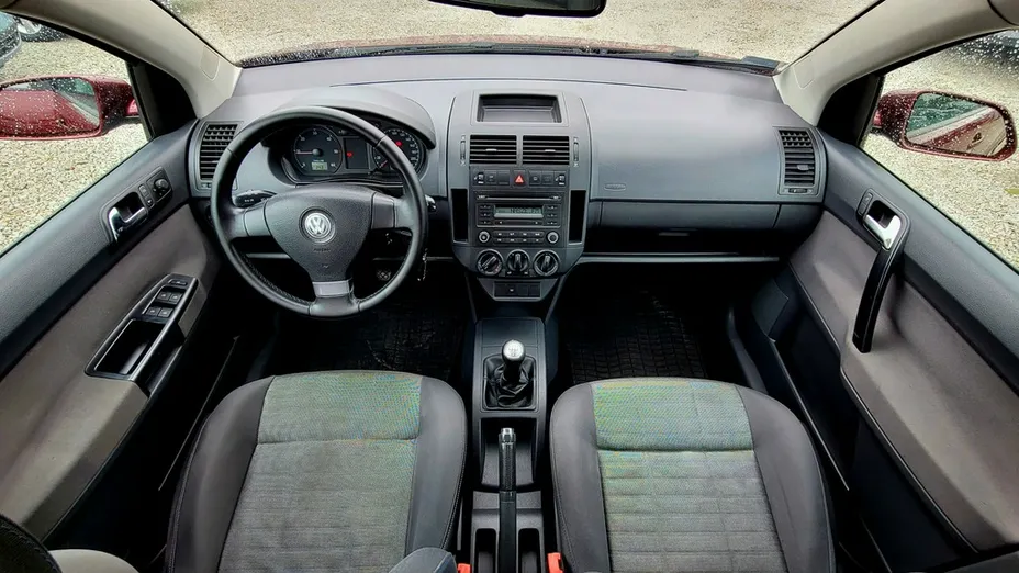 VOLKSWAGEN Polo -