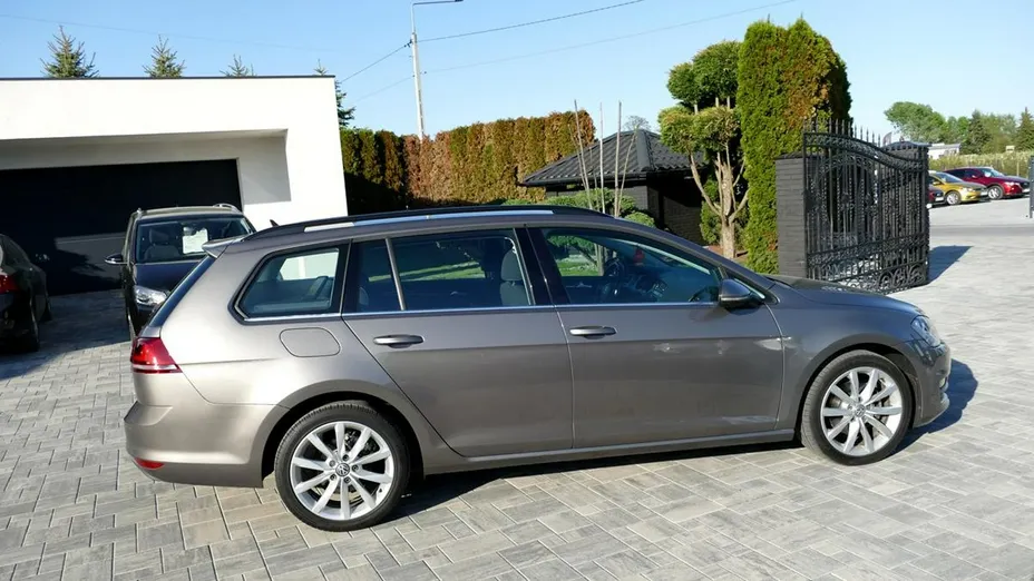 VOLKSWAGEN Golf -