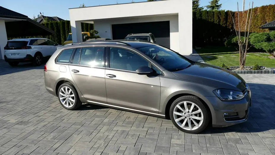 VOLKSWAGEN Golf -