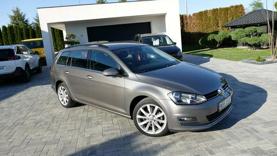 VOLKSWAGEN Golf -