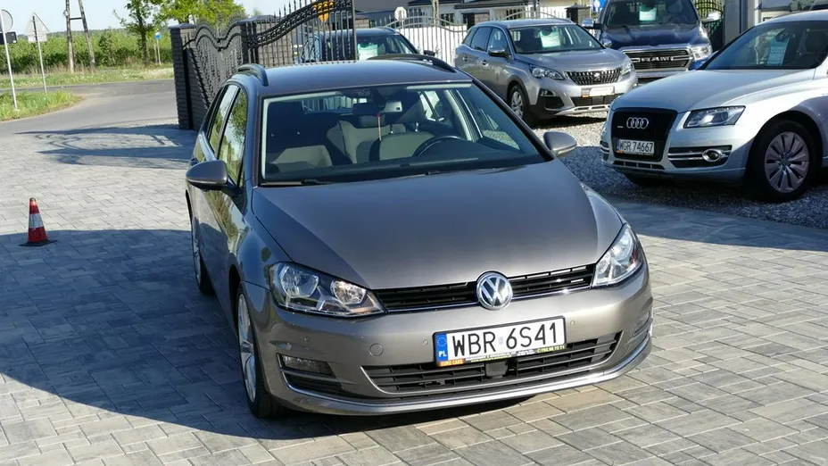 VOLKSWAGEN Golf -