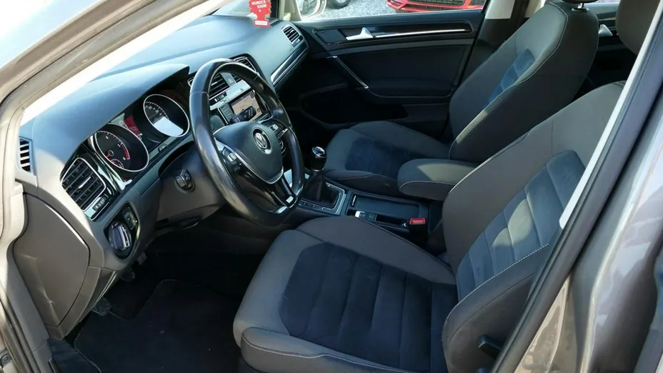 VOLKSWAGEN Golf -