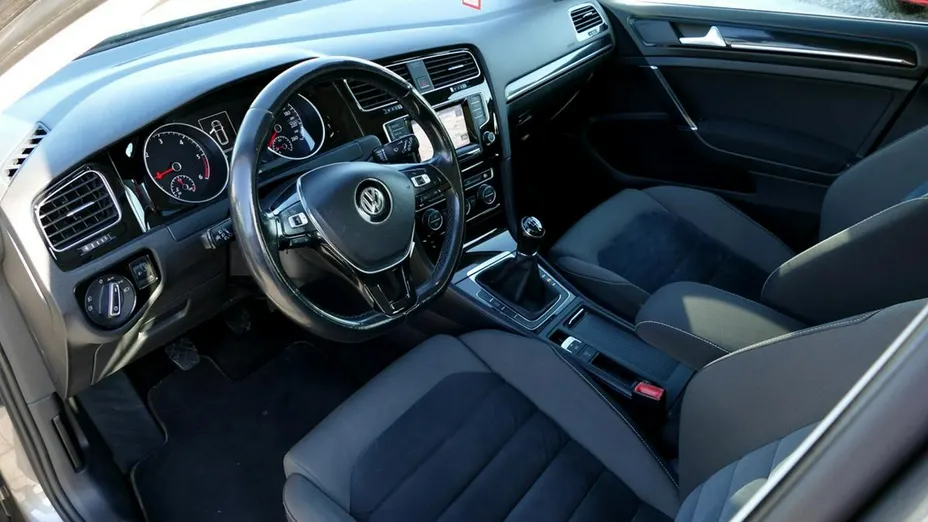 VOLKSWAGEN Golf -