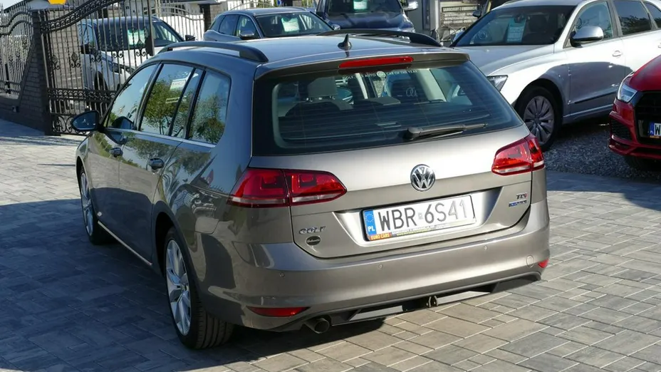 VOLKSWAGEN Golf -