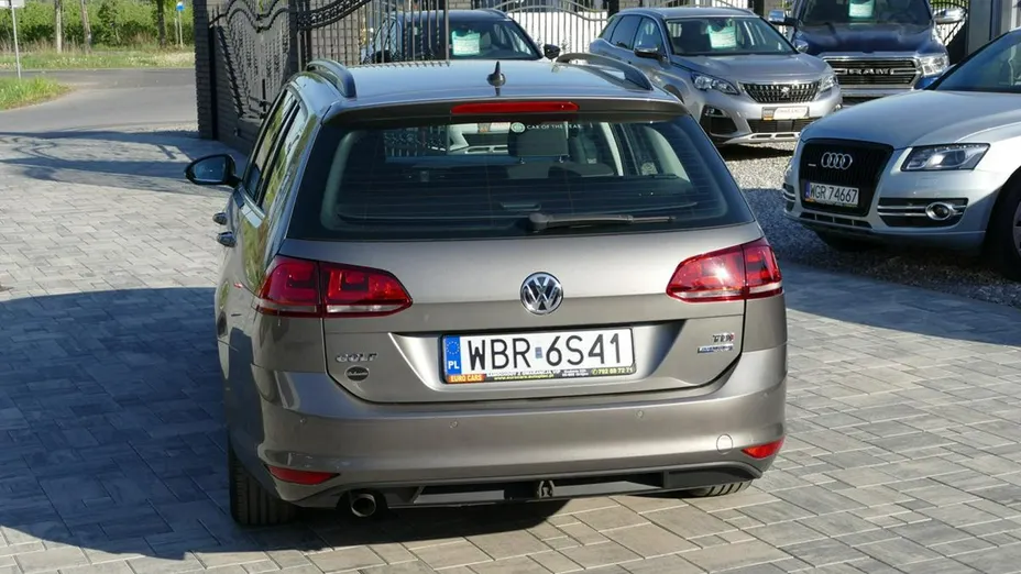 VOLKSWAGEN Golf -