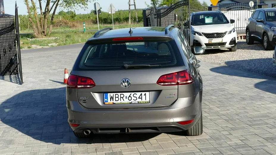 VOLKSWAGEN Golf -