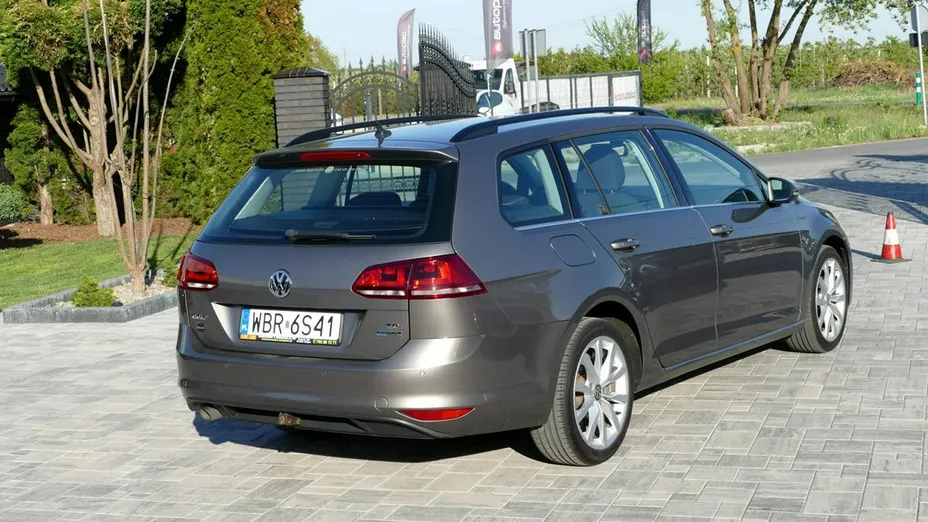 VOLKSWAGEN Golf -
