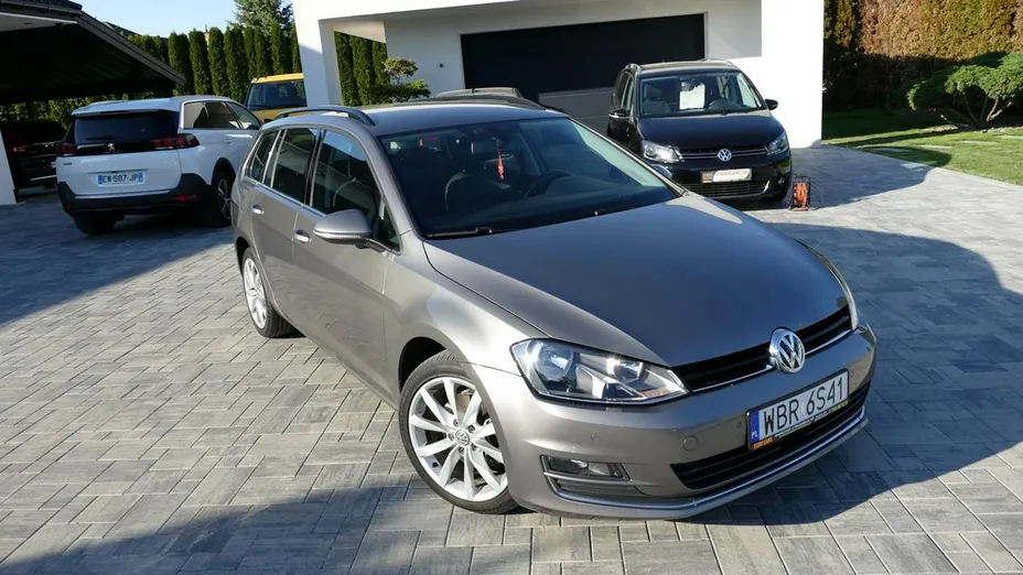 VOLKSWAGEN Golf -