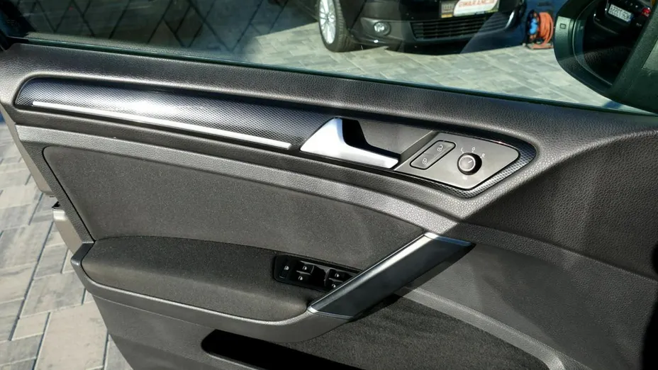 VOLKSWAGEN Golf -