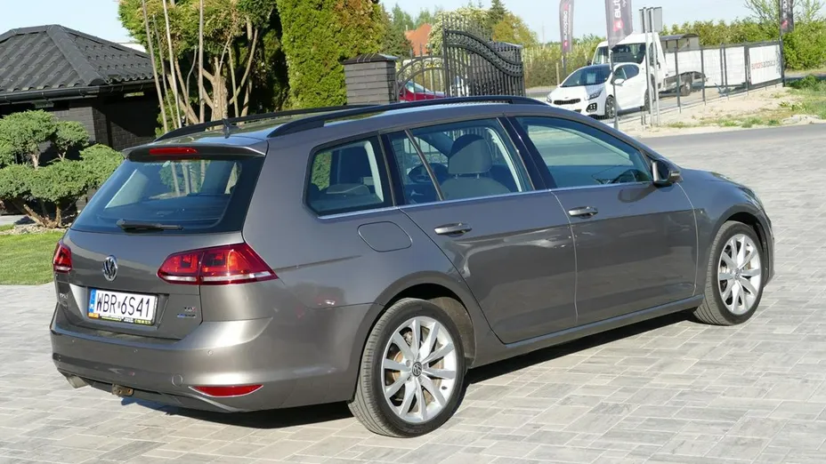 VOLKSWAGEN Golf -