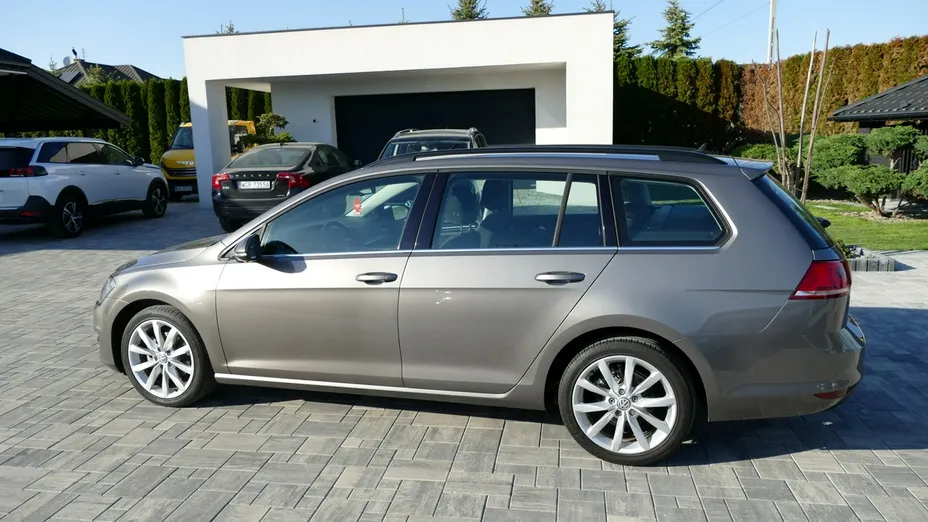VOLKSWAGEN Golf -