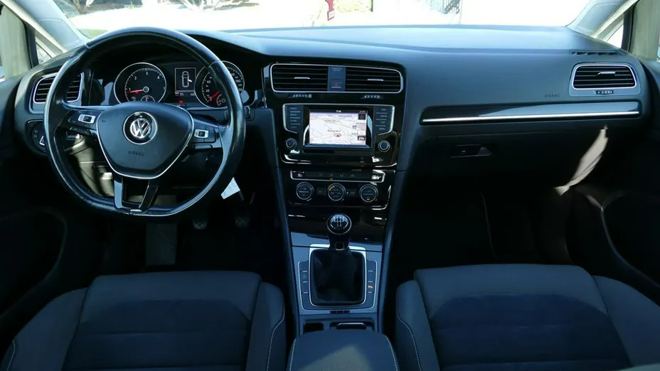 VOLKSWAGEN Golf -