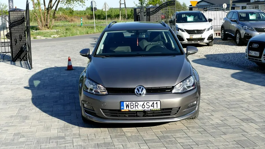 VOLKSWAGEN Golf -