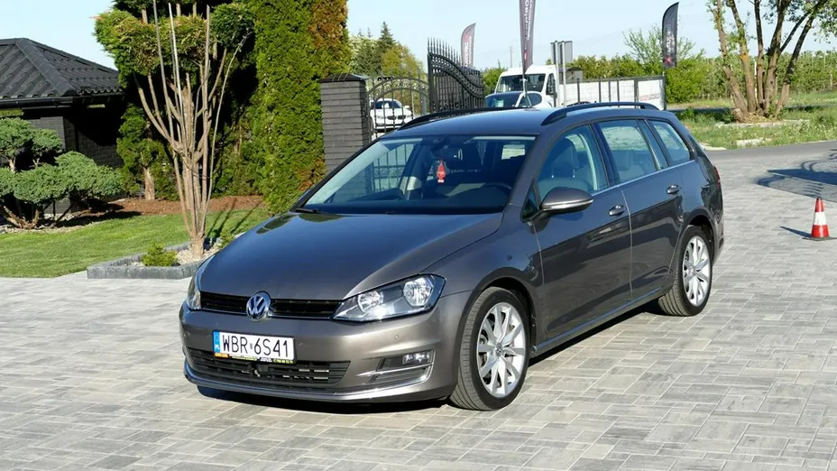 VOLKSWAGEN Golf -