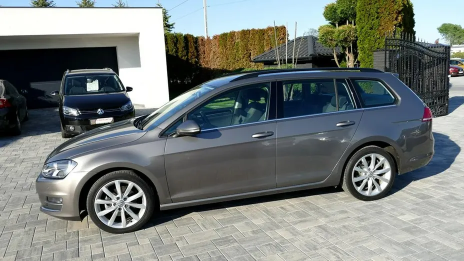 VOLKSWAGEN Golf -