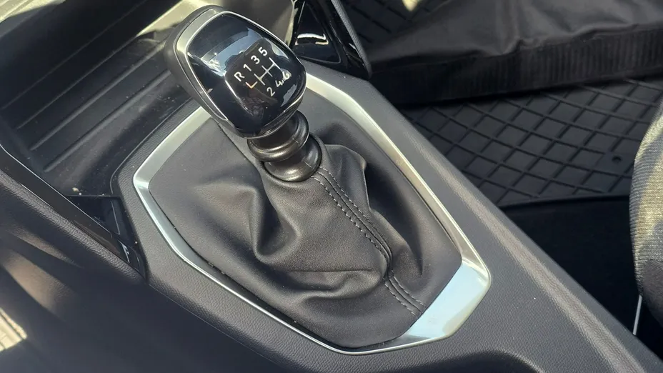 PEUGEOT 208 -