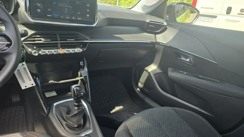 PEUGEOT 208 -