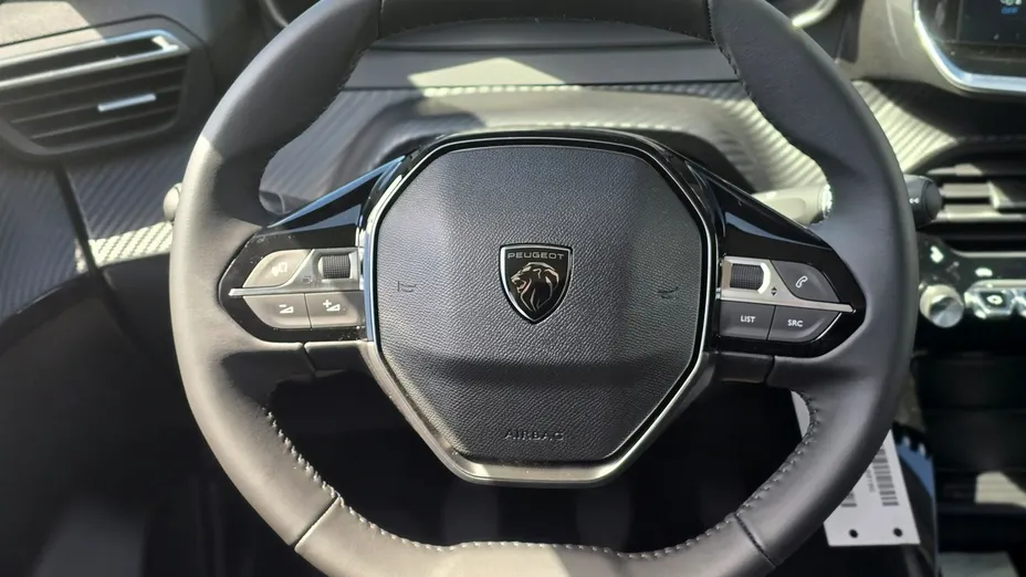 PEUGEOT 208 -