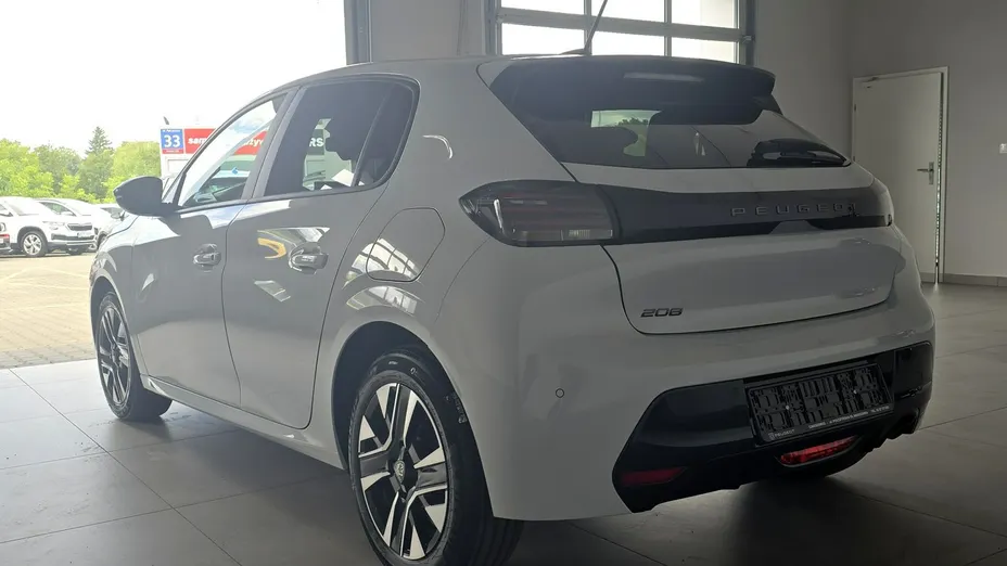 PEUGEOT 208 -