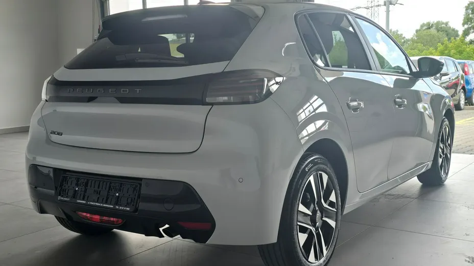 PEUGEOT 208 -