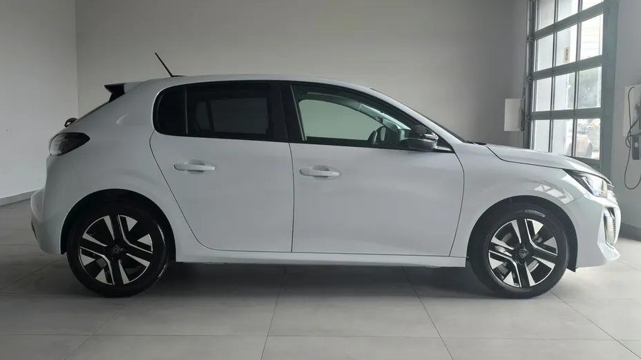 PEUGEOT 208 -