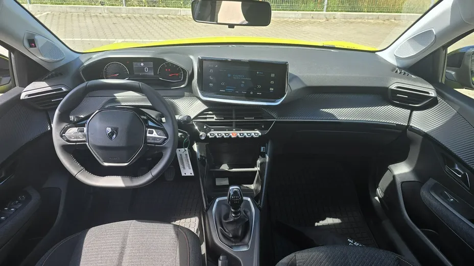 PEUGEOT 208 -