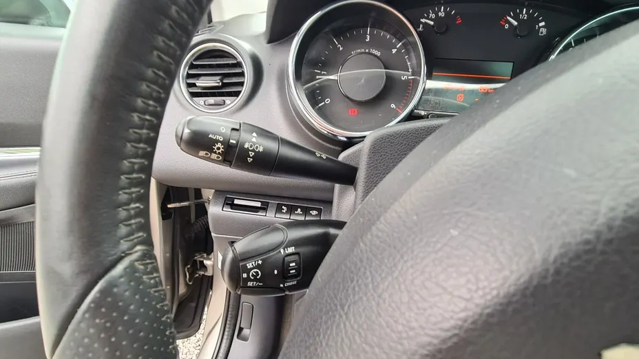 PEUGEOT 3008 -