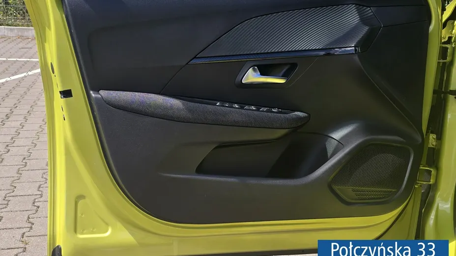 PEUGEOT 208 -