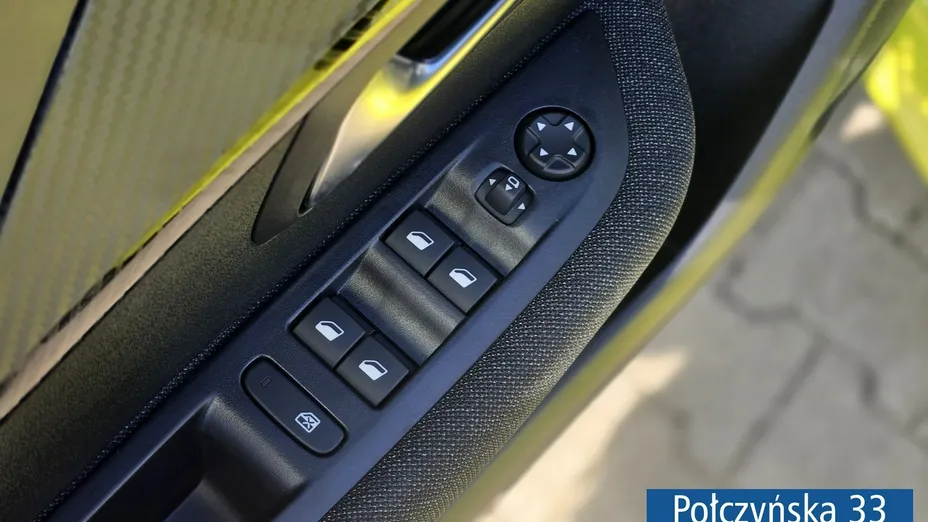 PEUGEOT 208 -
