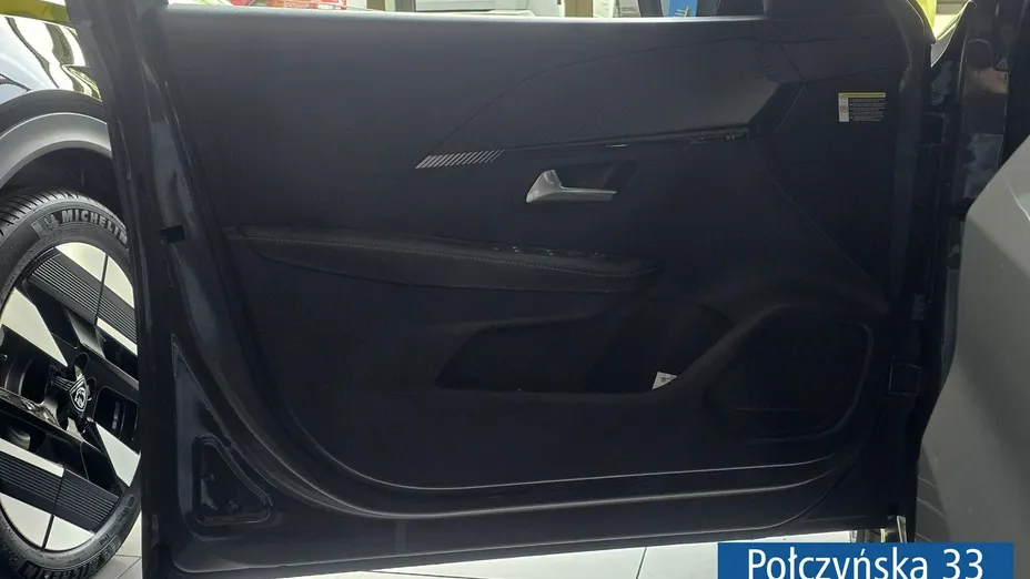 PEUGEOT 208 -