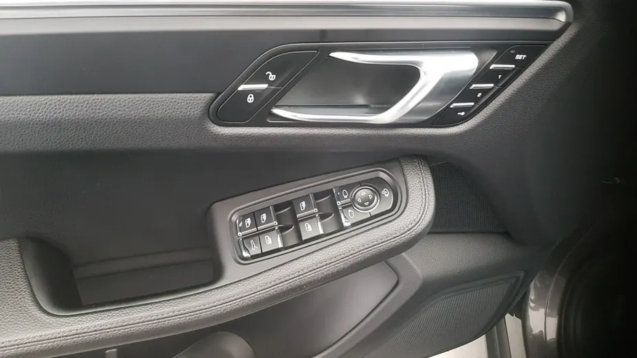 PORSCHE Macan -