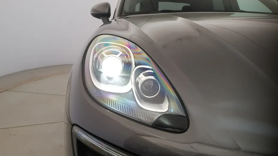 PORSCHE Macan -