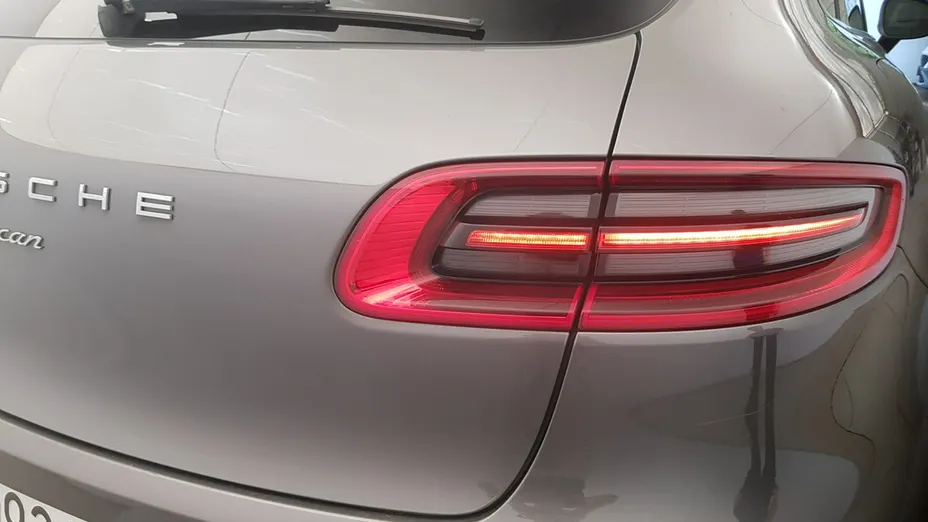 PORSCHE Macan -