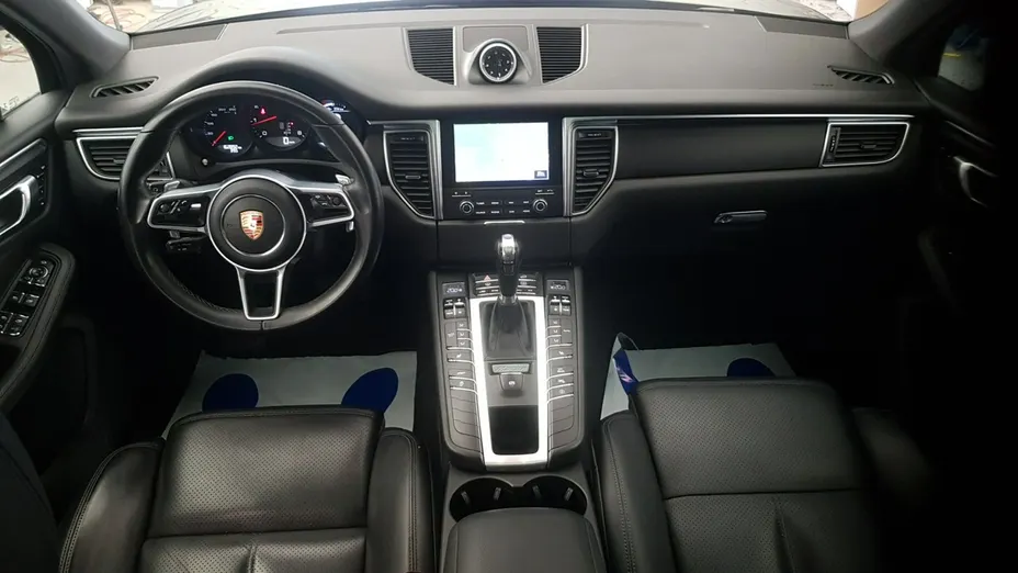PORSCHE Macan -